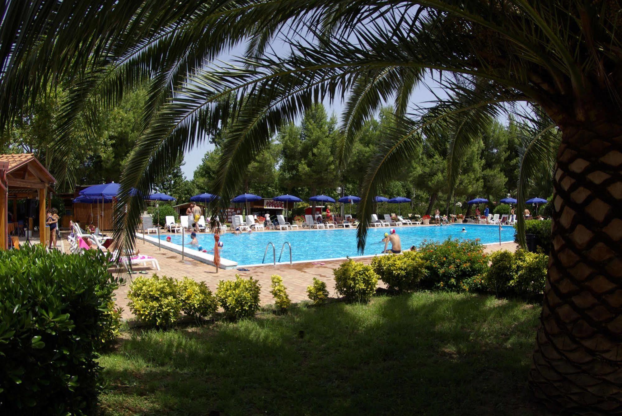 Villaggio Albatros Resort 레시나 외부 사진